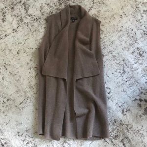 Saks Fifth Avenue Sweaters - Saks Fifth Avenue Cashmere vest Saks Fifth Avenue Sweaters - Saks Fifth Avenue Cashmere vest